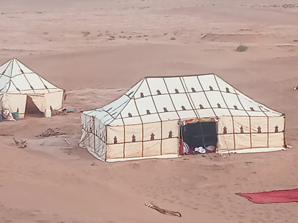 Camp nomade dans le désert